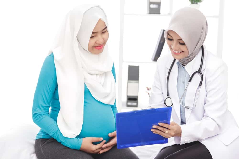 Pregnancy woman talking to a doctor